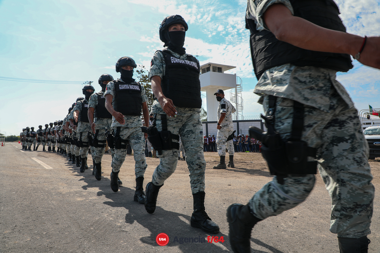 Formación en linea de los nuevos elementos de la Guardia Nacional