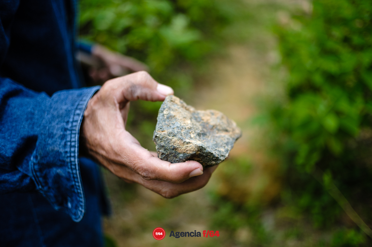 El mineral de hierro que codician la mineras se encuentra fácilmente en la superficie al recorrer las veredas y brechas en el ejido de Canoas.