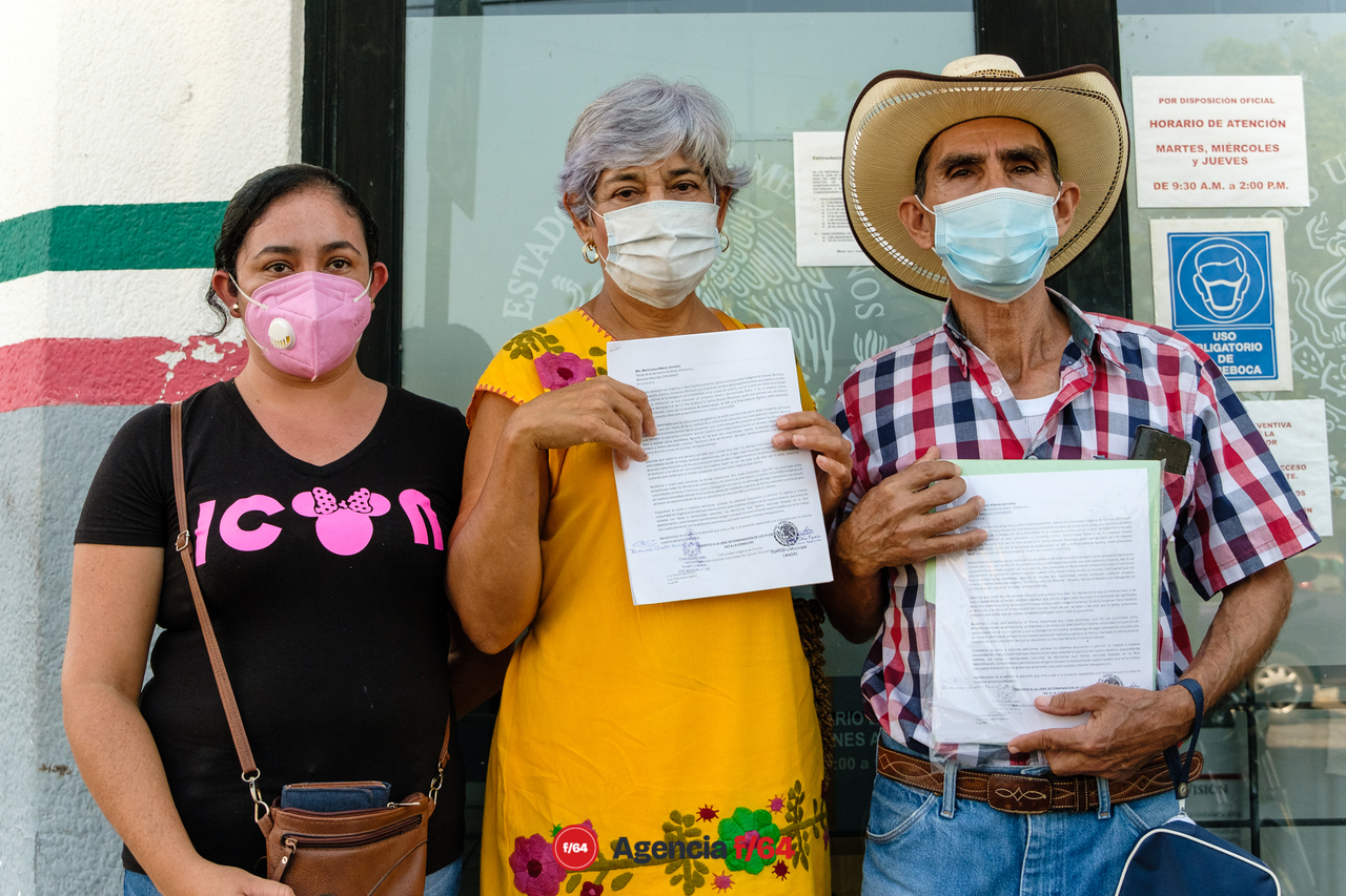 La Comisaria Municipal, Lourdes Ochoa Figueroa, el Presidente Ejidal, Raimundo Campos Muñoz y la Secretaria del Comisariado Ejidal, Salud Valencia Ramos, durante la entrega del rechazo al proyecto Rufus 5 y entrega de la consulta de la comunidad a SEMARNAT.