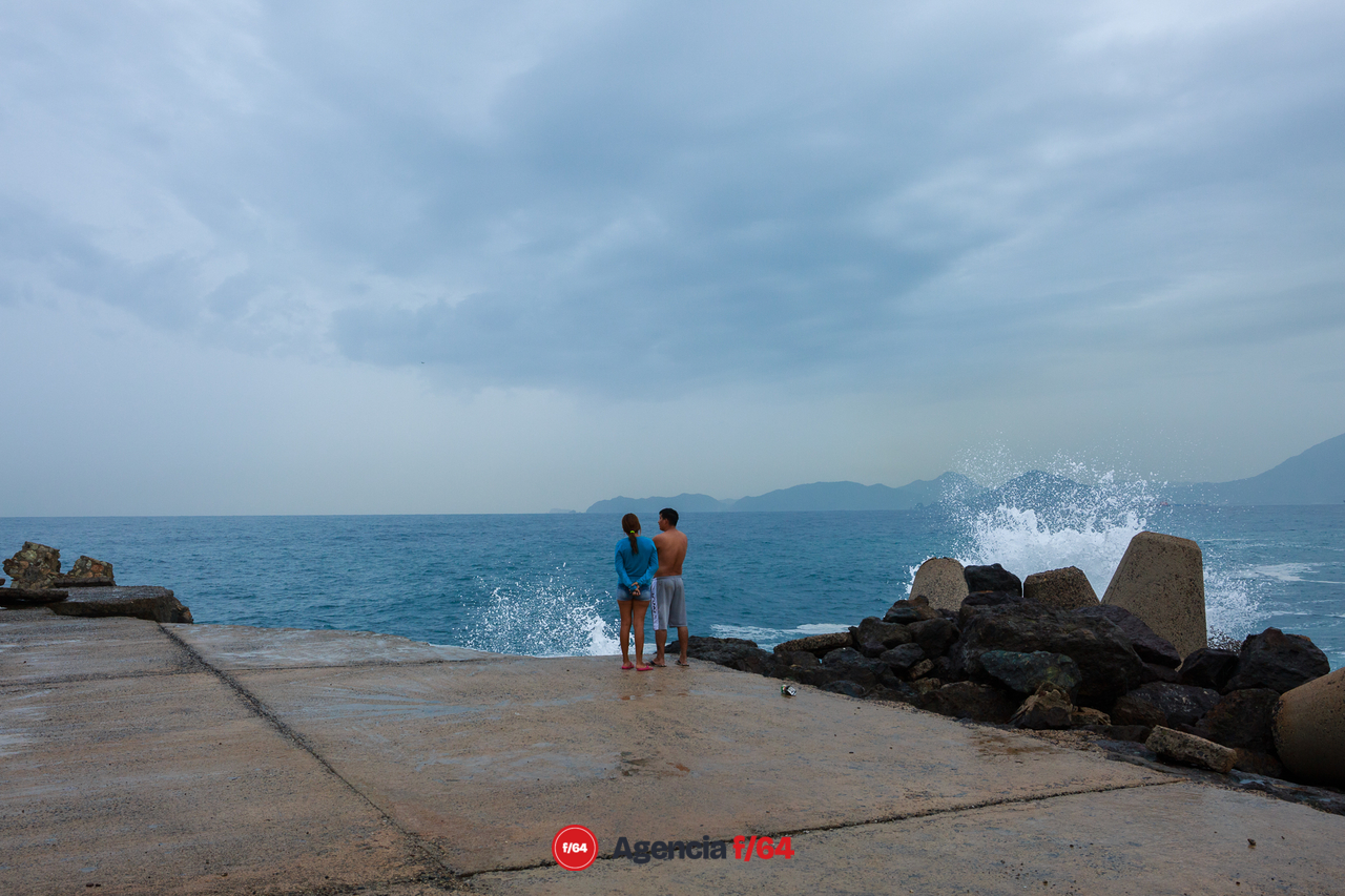 Personas que salen a observar el temporal en Manzanillo.