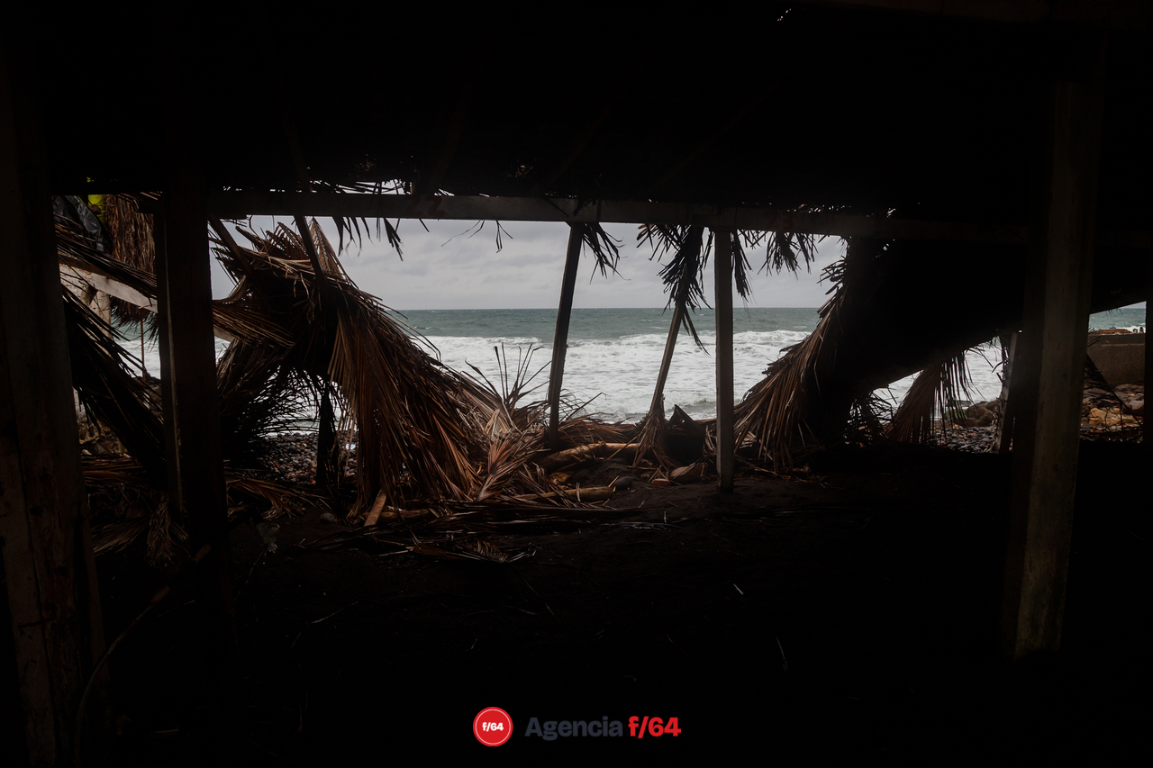 Enramadas en la playa del Paraíso que ceden ante los vientos de tormenta.