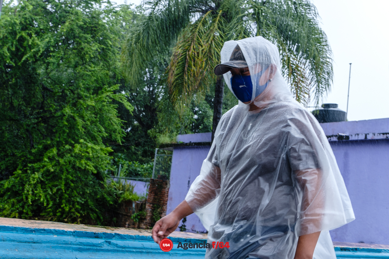 La vida cotidiana continua bajo la tormenta.