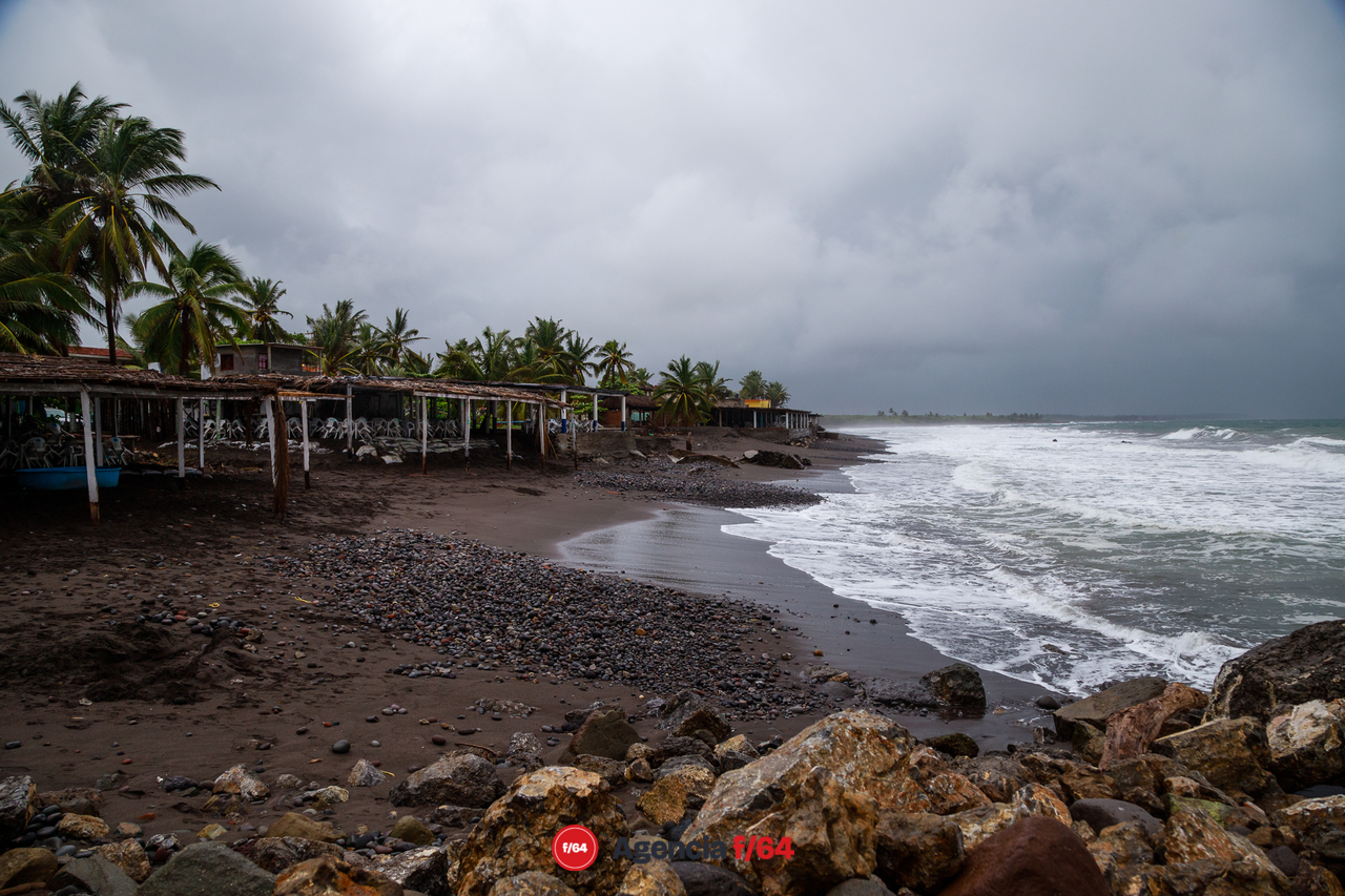 Playa del paraíso esperando entrada de tormenta.