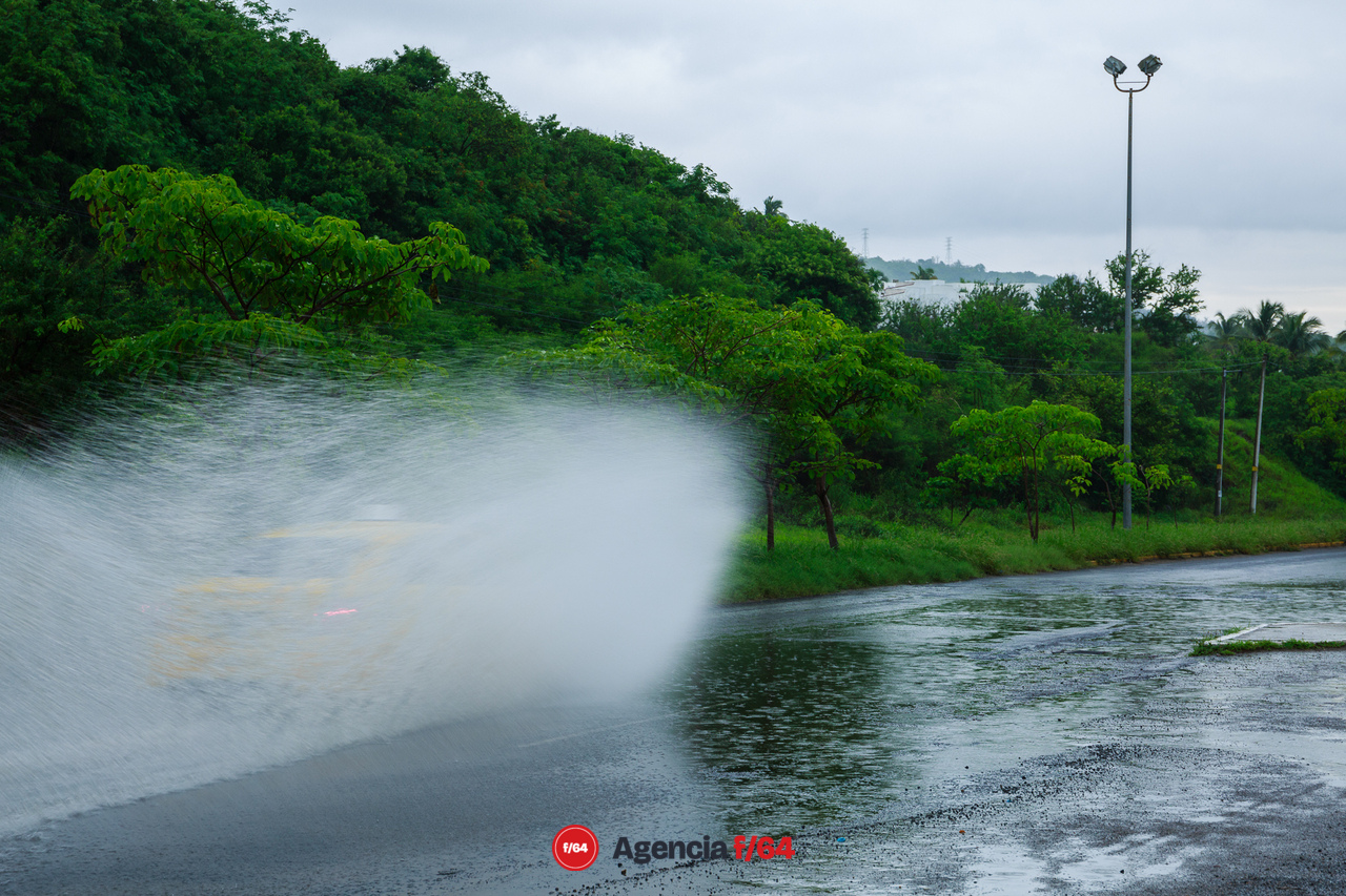 Inundación de carriles en Manzanillo.