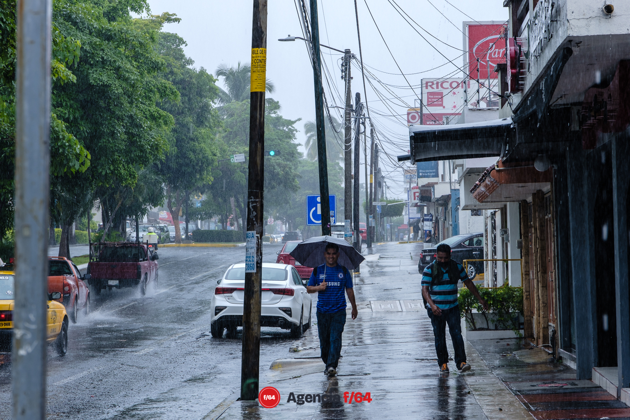 La vida cotidiana continua bajo la tormenta.