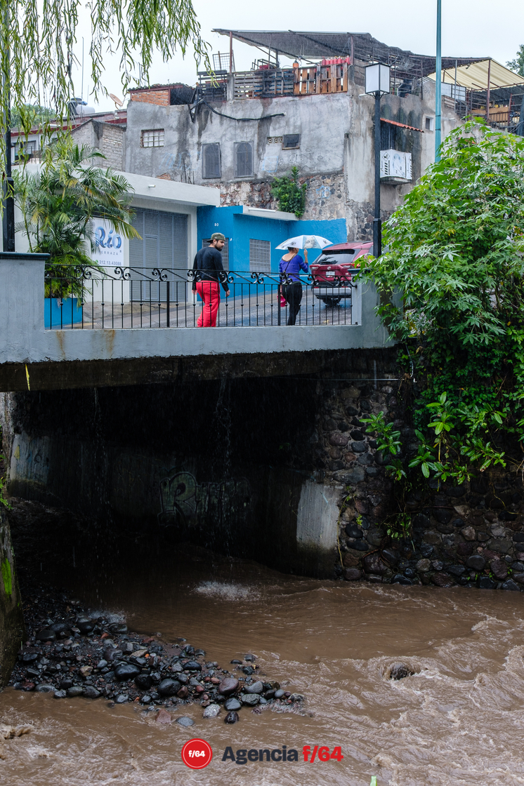 La vida cotidiana continua bajo la tormenta.