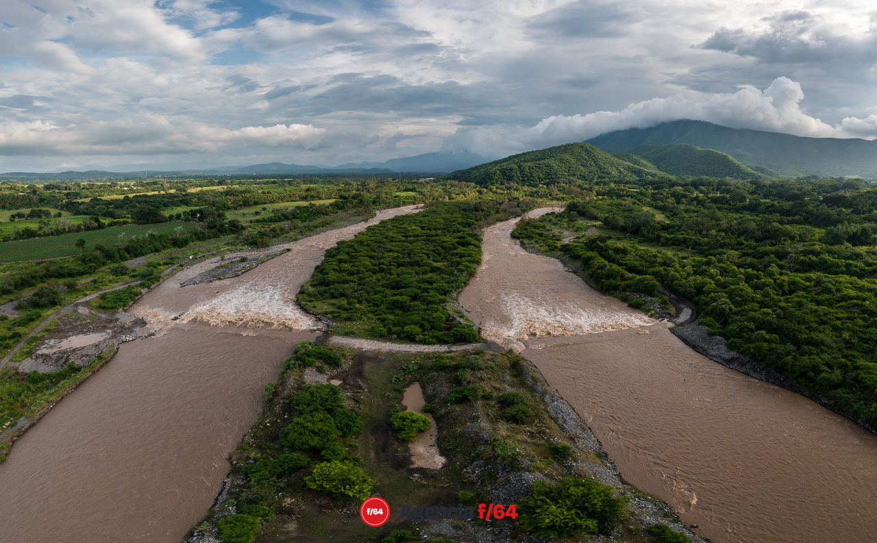 El "bordo" totalmente cubierto de agua en el río Armería.
