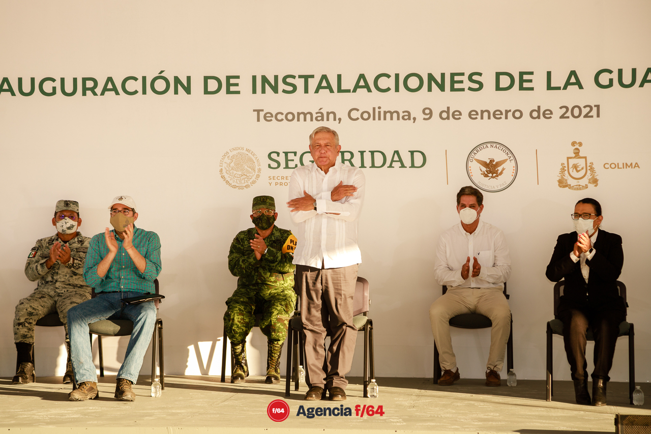 Andrés Manuel López Obrador Saludando.