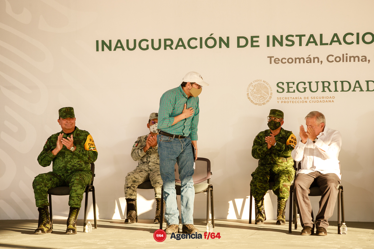 José Ignacio Peralta Sánchez, gobernador de Colima; saludando durante la presentación de autoridades.