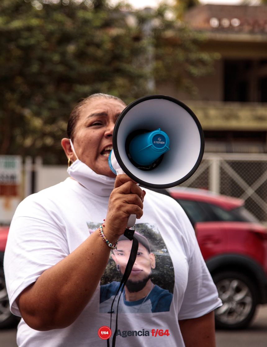 Manifestándose frente a Casa de Gobierno.
