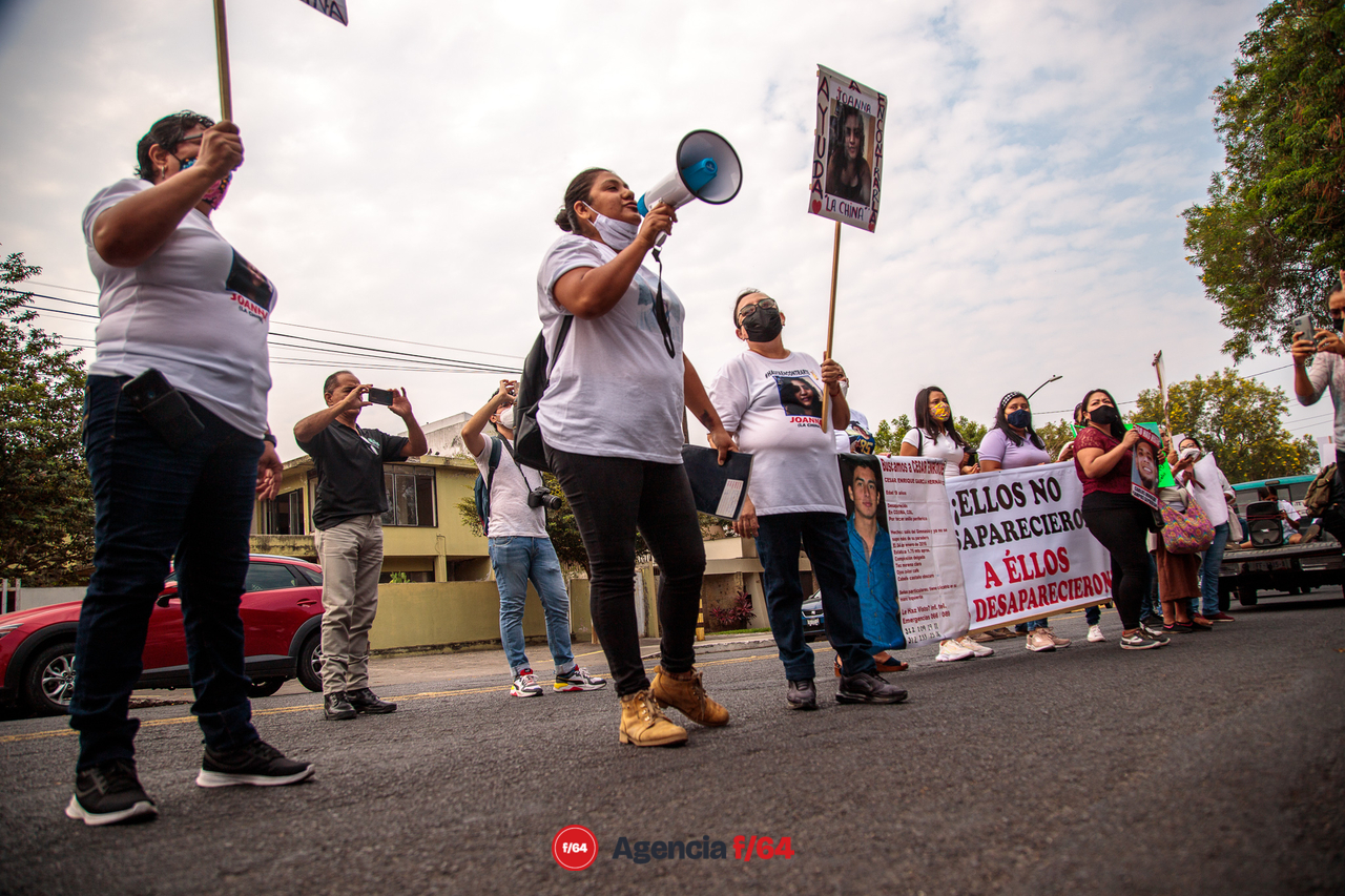 Manifestándose frente a casa de Gobierno.