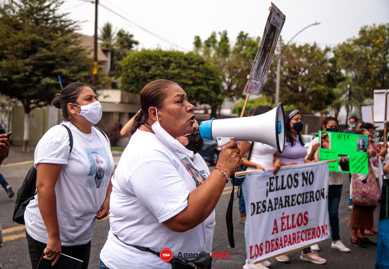 Manifestándose frente a Casa de Gobierno.