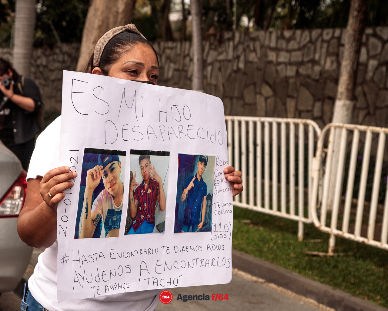 Madre con su pancarta.