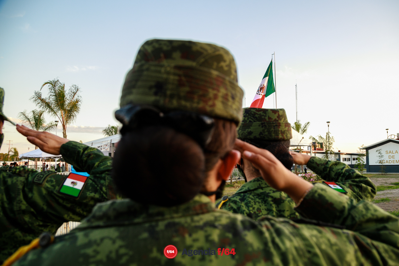 Militares durante la entonación del Himno Nacional.