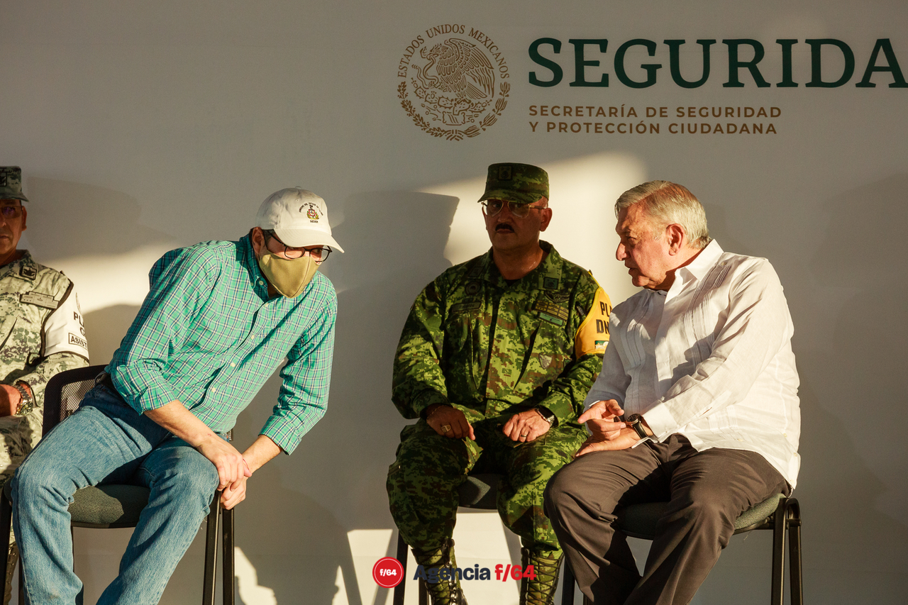 Andrés Manuel López Obrador e Ignacio Peralta Sánchez dialogando.