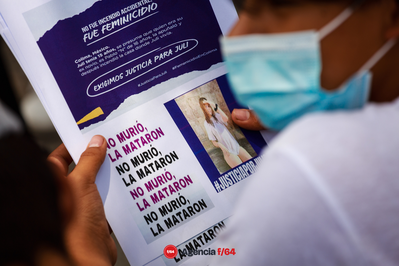 Alrededor de unos 150 adolescentes marcharon por las calles de Colima para pedir justicia por el feminicidio de Julissa.
