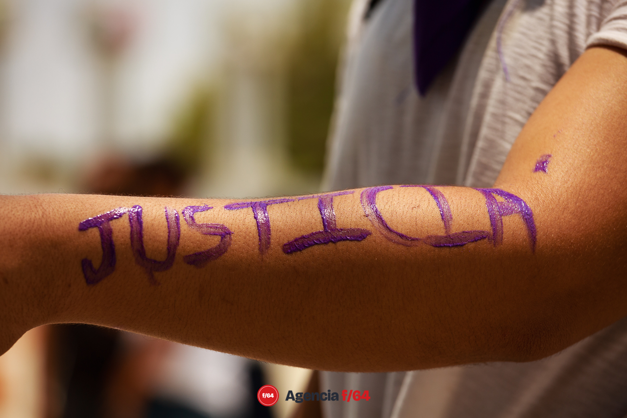Alrededor de unos 150 adolescentes marcharon por las calles de Colima para pedir justicia por el feminicidio de Julissa.