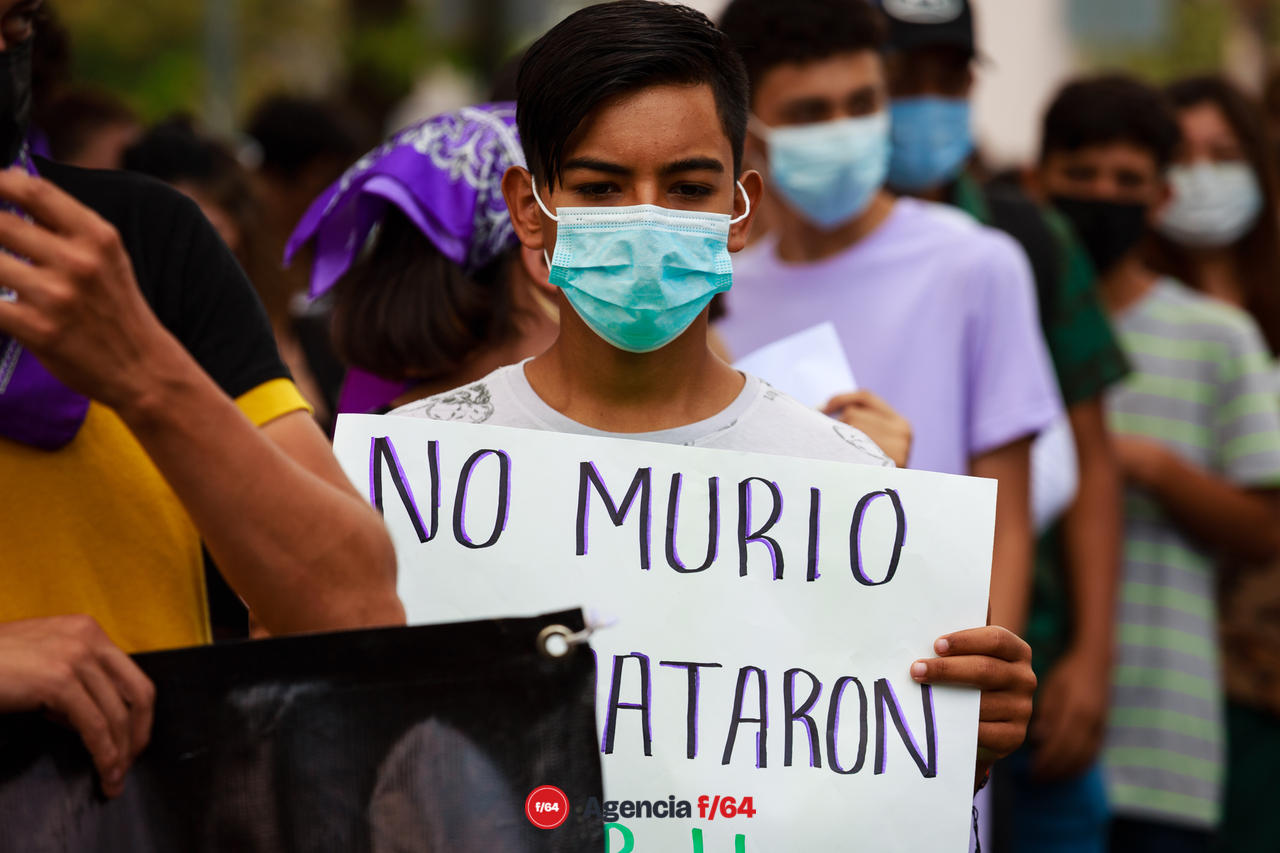 Alrededor de unos 150 adolescentes marcharon por las calles de Colima para pedir justicia por el feminicidio de Julissa.