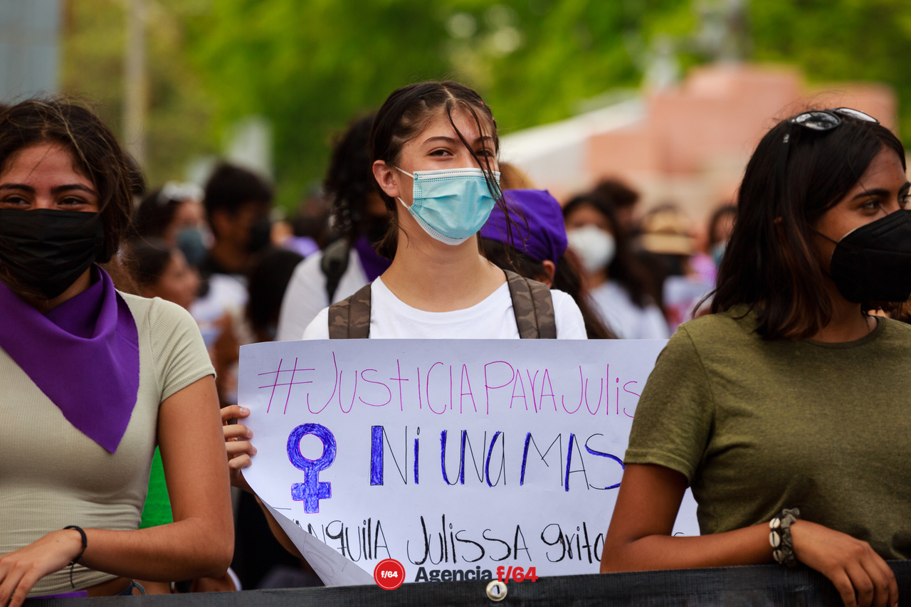 Alrededor de unos 150 adolescentes marcharon por las calles de Colima para pedir justicia por el feminicidio de Julissa.