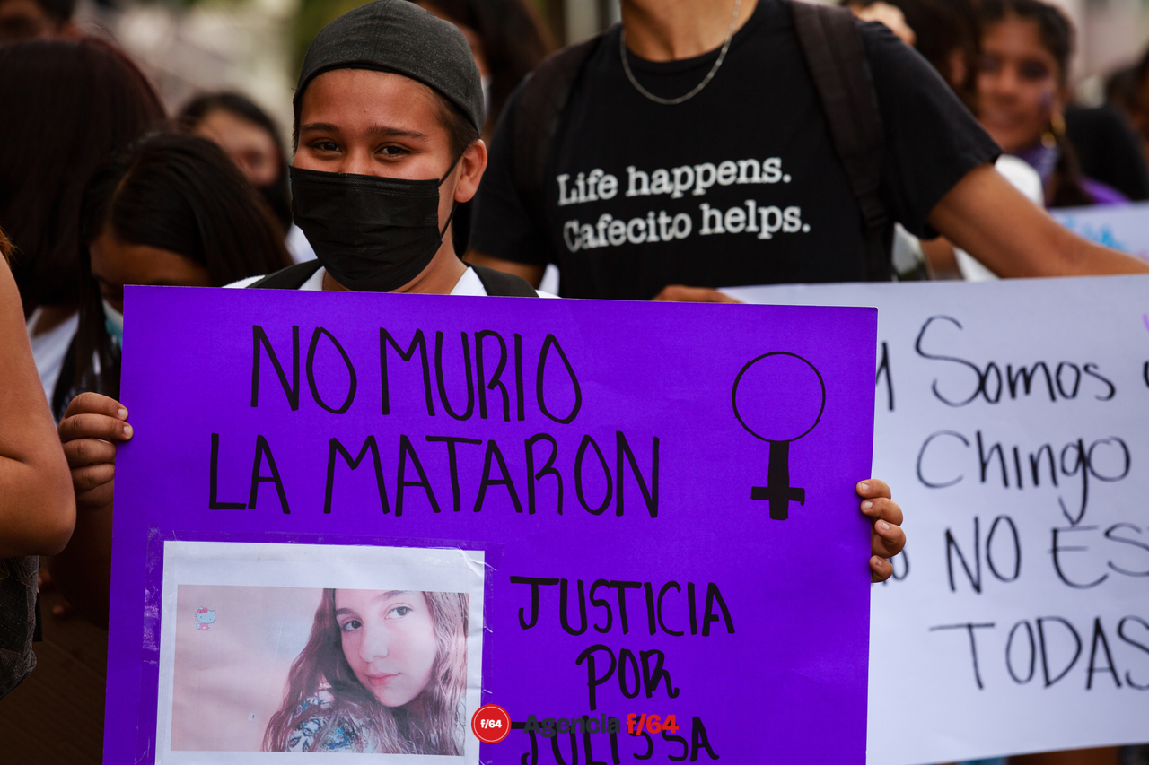 Alrededor de unos 150 adolescentes marcharon por las calles de Colima para pedir justicia por el feminicidio de Julissa.