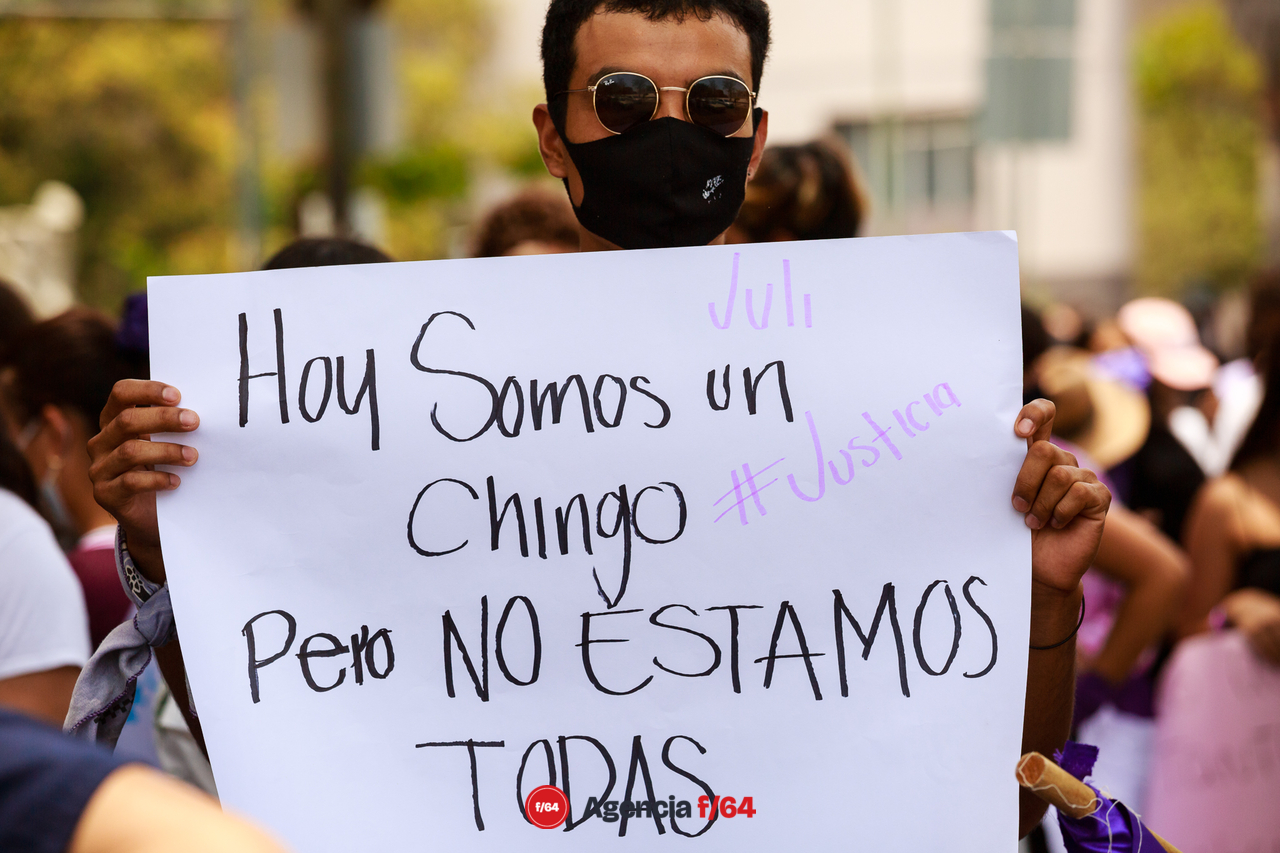 Alrededor de unos 150 adolescentes marcharon por las calles de Colima para pedir justicia por el feminicidio de Julissa.