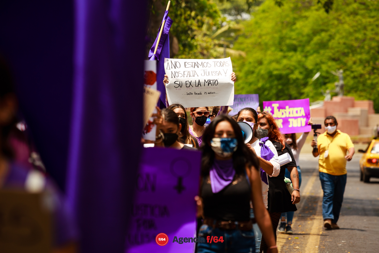 Alrededor de unos 150 adolescentes marcharon por las calles de Colima para pedir justicia por el feminicidio de Julissa.