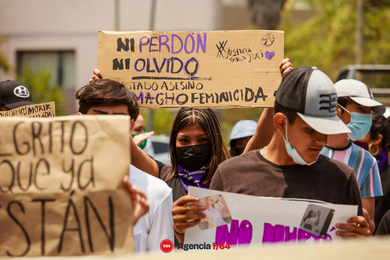 Alrededor de unos 150 adolescentes marcharon por las calles de Colima para pedir justicia por el feminicidio de Julissa.