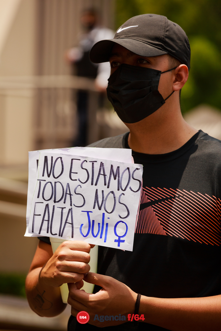 Alrededor de unos 150 adolescentes marcharon por las calles de Colima para pedir justicia por el feminicidio de Julissa.