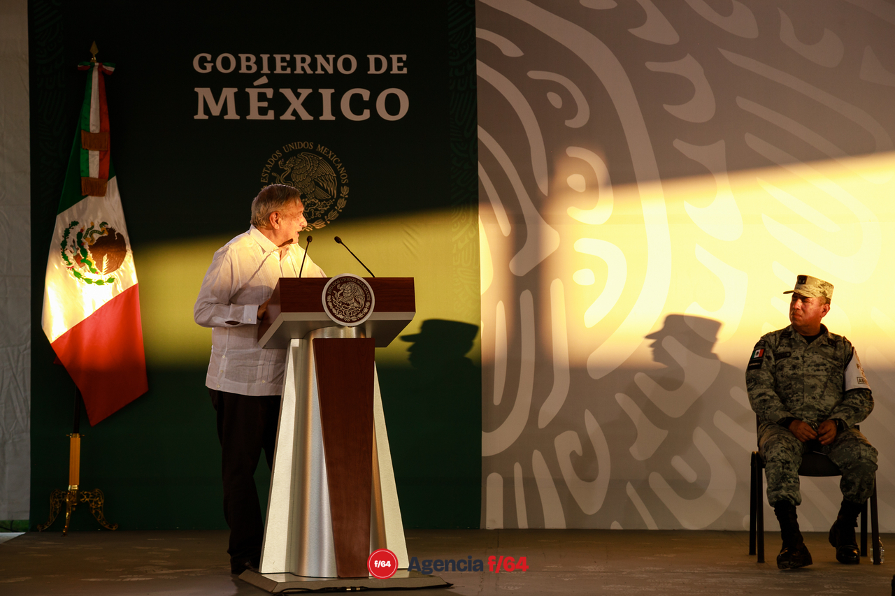 Comparte con las autoridades logros de algunos programas sociales.
