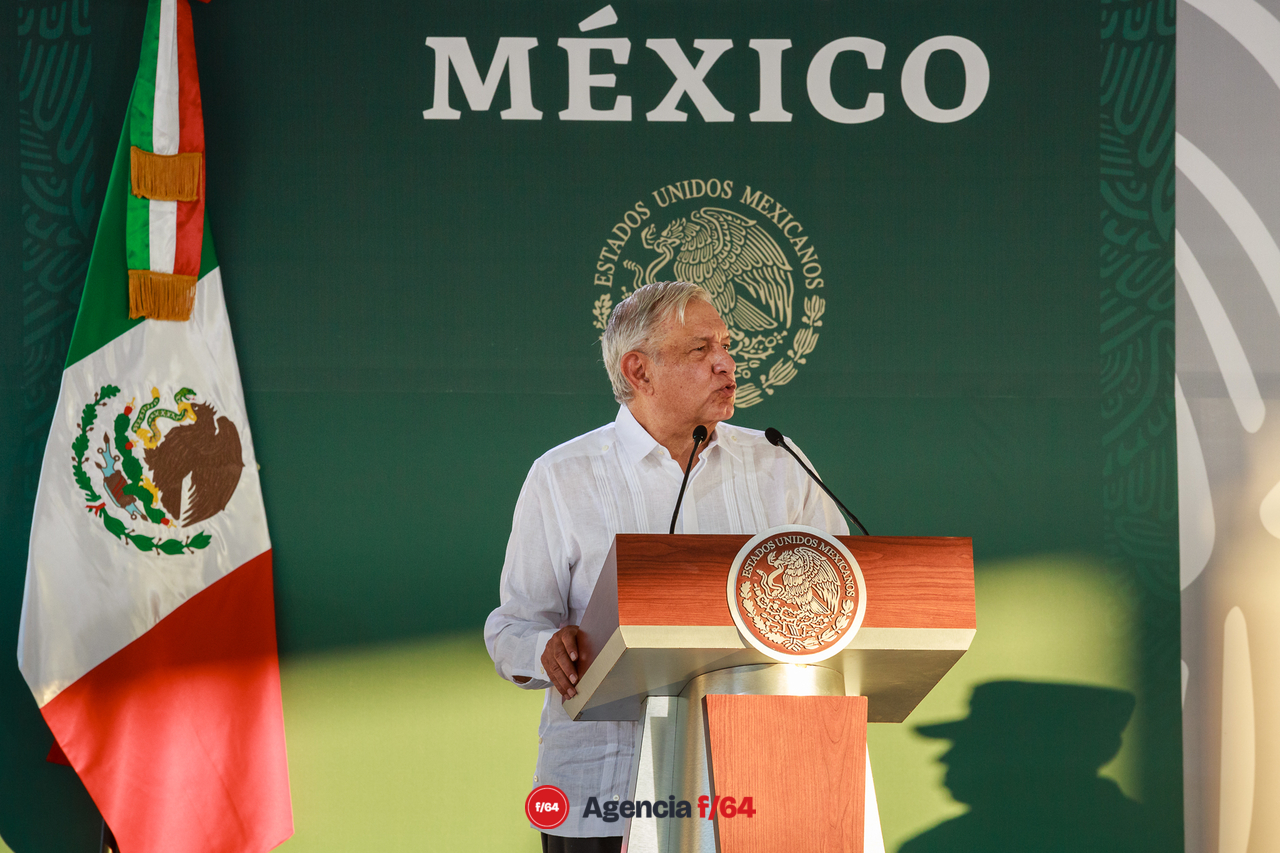 Presidente de la república, explica el procedimiento de entrega de apoyos a la población.