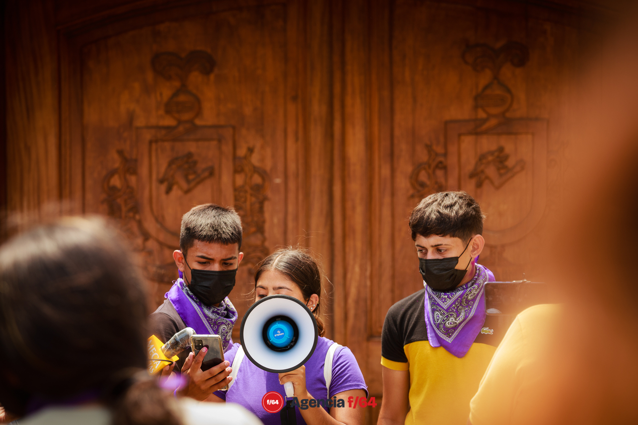 Alrededor de unos 150 adolescentes marcharon por las calles de Colima para pedir justicia por el feminicidio de Julissa.

Los jóvenes leen su exigencia de justicia frente a Casa de Gobierno.