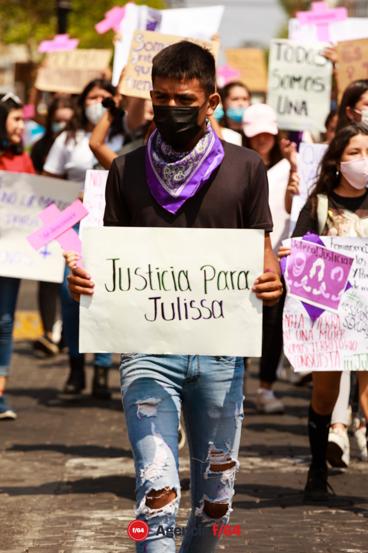 Alrededor de unos 150 adolescentes marcharon por las calles de Colima para pedir justicia por el feminicidio de Julissa.