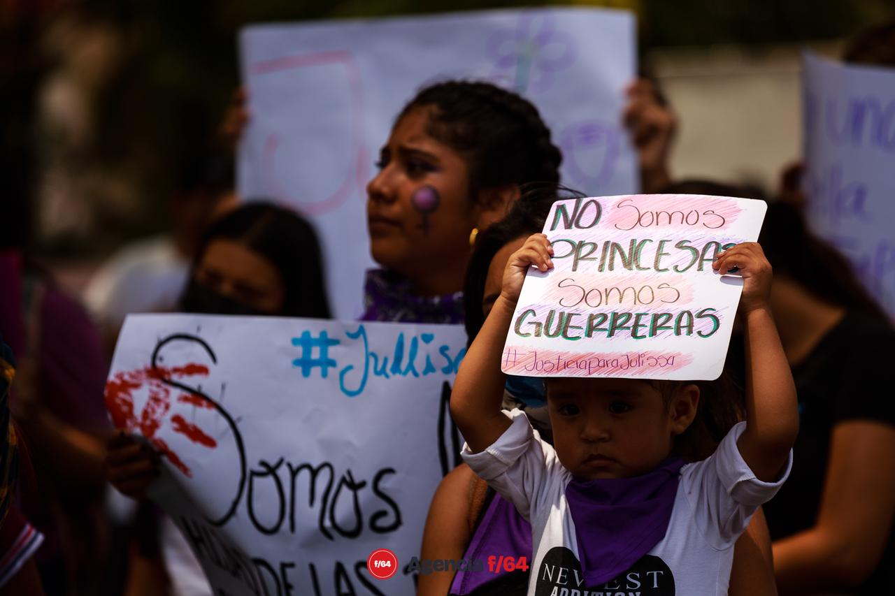 Alrededor de unos 150 adolescentes marcharon por las calles de Colima para pedir justicia por el feminicidio de Julissa.