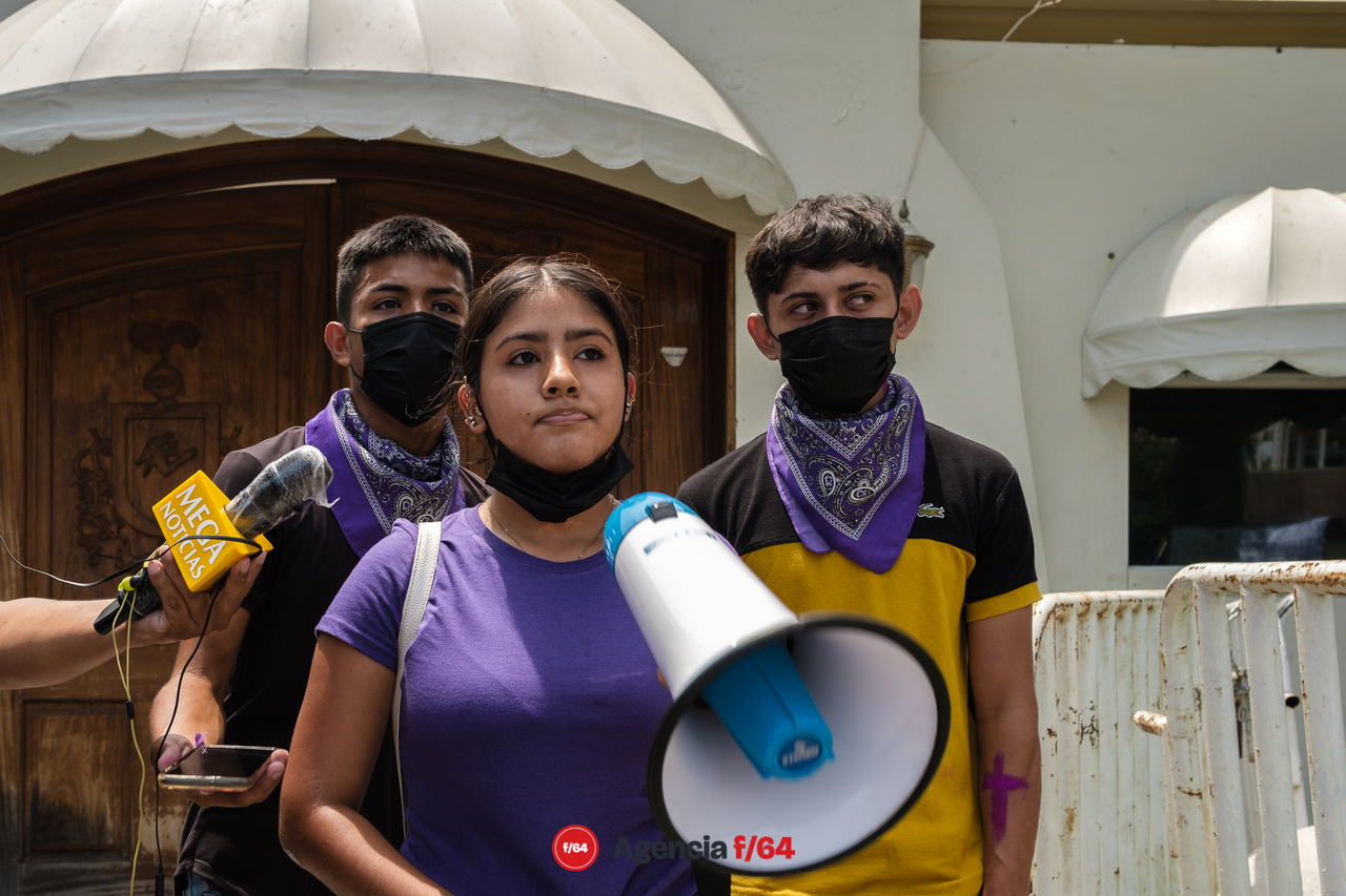 Alrededor de unos 150 adolescentes marcharon por las calles de Colima para pedir justicia por el feminicidio de Julissa.

Los jóvenes leen su exigencia de justicia frente a Casa de Gobierno.