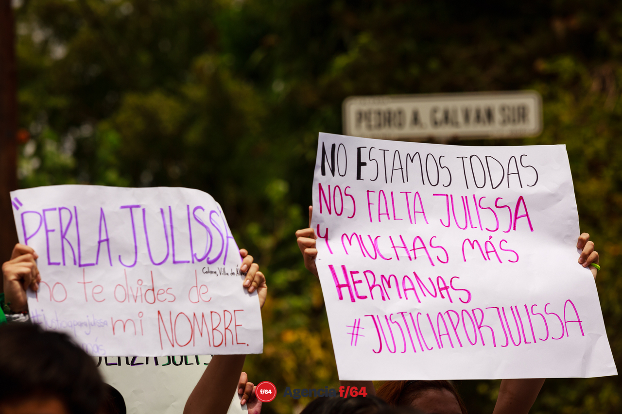 Alrededor de unos 150 adolescentes marcharon por las calles de Colima para pedir justicia por el feminicidio de Julissa.