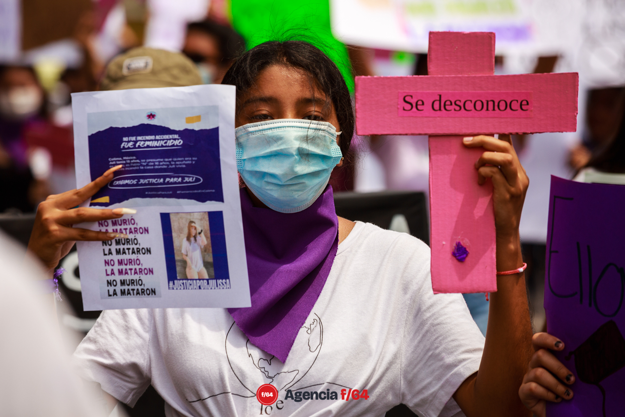 Alrededor de unos 150 adolescentes marcharon por las calles de Colima para pedir justicia por el feminicidio de Julissa.