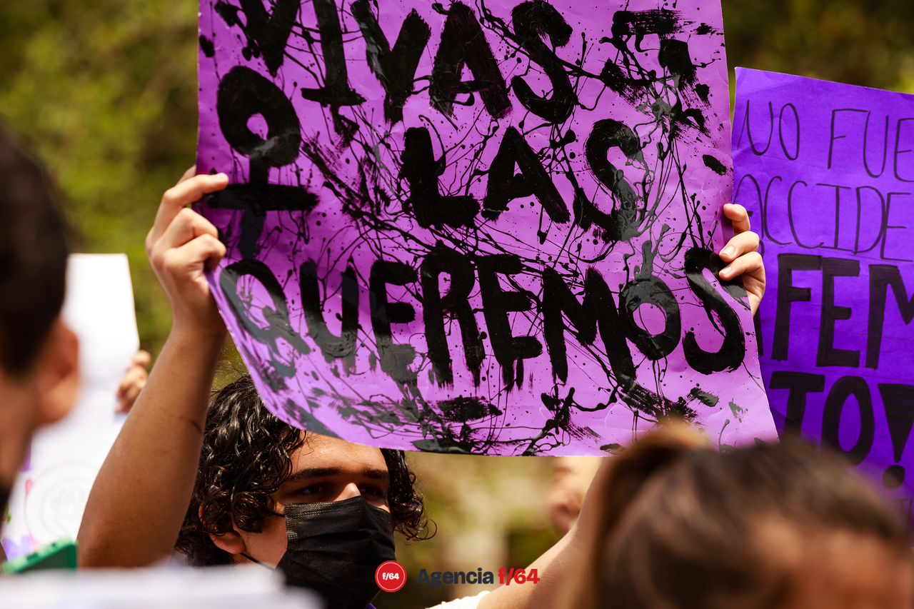 Alrededor de unos 150 adolescentes marcharon por las calles de Colima para pedir justicia por el feminicidio de Julissa.