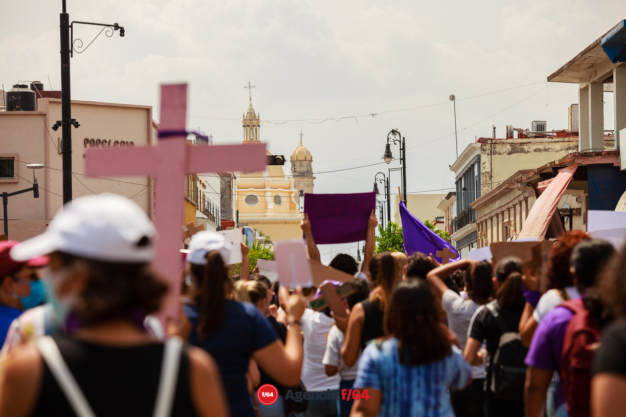 Alrededor de unos 150 adolescentes marcharon por las calles de Colima para pedir justicia por el feminicidio de Julissa.