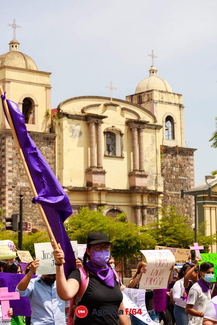 Alrededor de unos 150 adolescentes marcharon por las calles de Colima para pedir justicia por el feminicidio de Julissa.