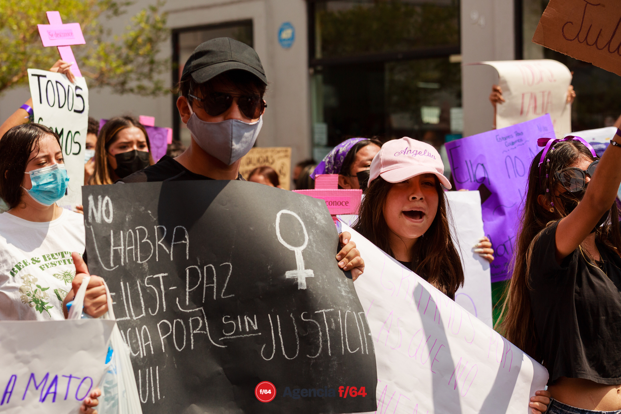 Alrededor de unos 150 adolescentes marcharon por las calles de Colima para pedir justicia por el feminicidio de Julissa.