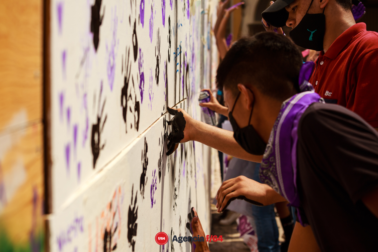 Alrededor de unos 150 adolescentes marcharon por las calles de Colima para pedir justicia por el feminicidio de Julissa.