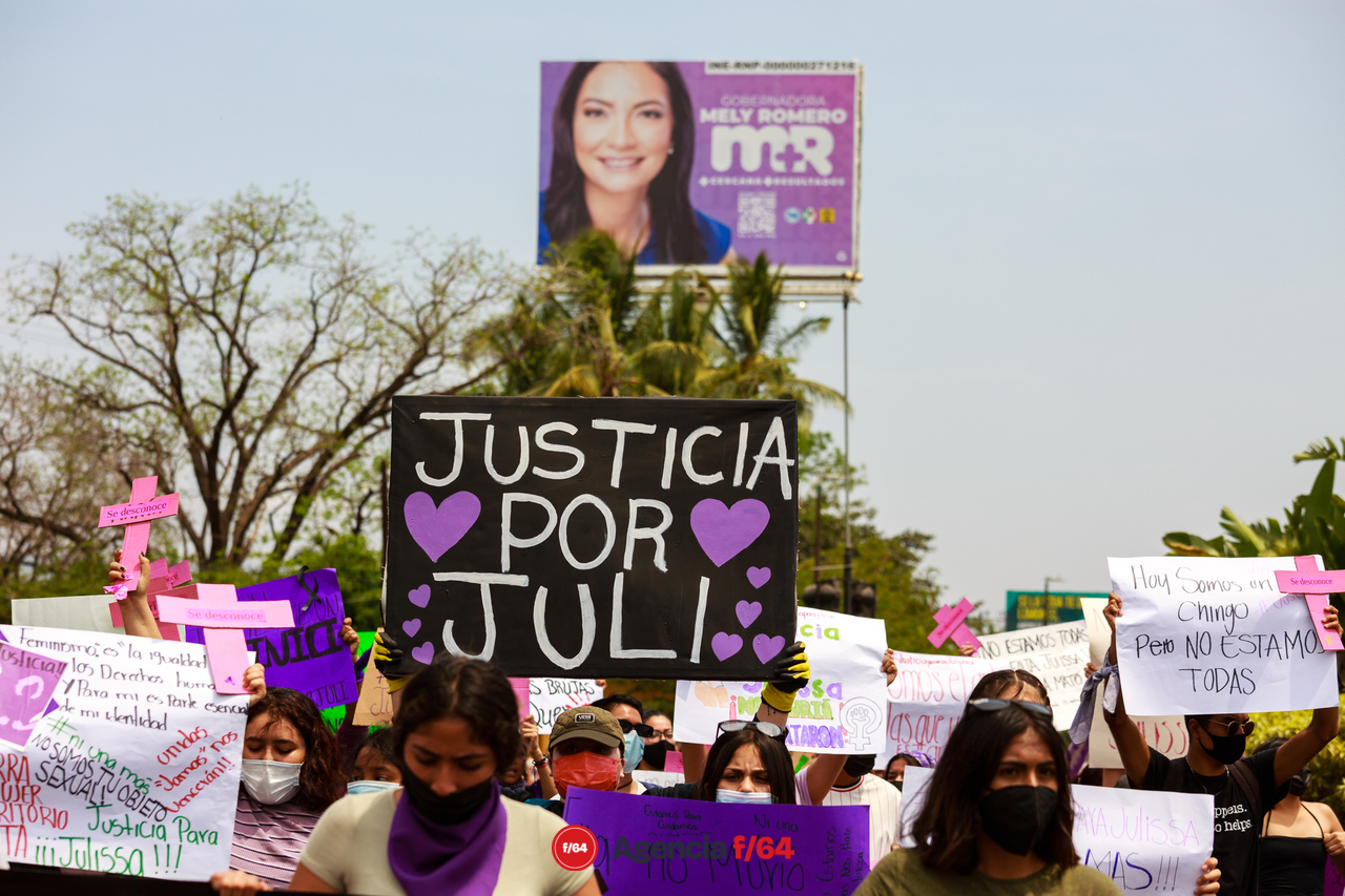 Alrededor de unos 150 adolescentes marcharon por las calles de Colima para pedir justicia por el feminicidio de Julissa.