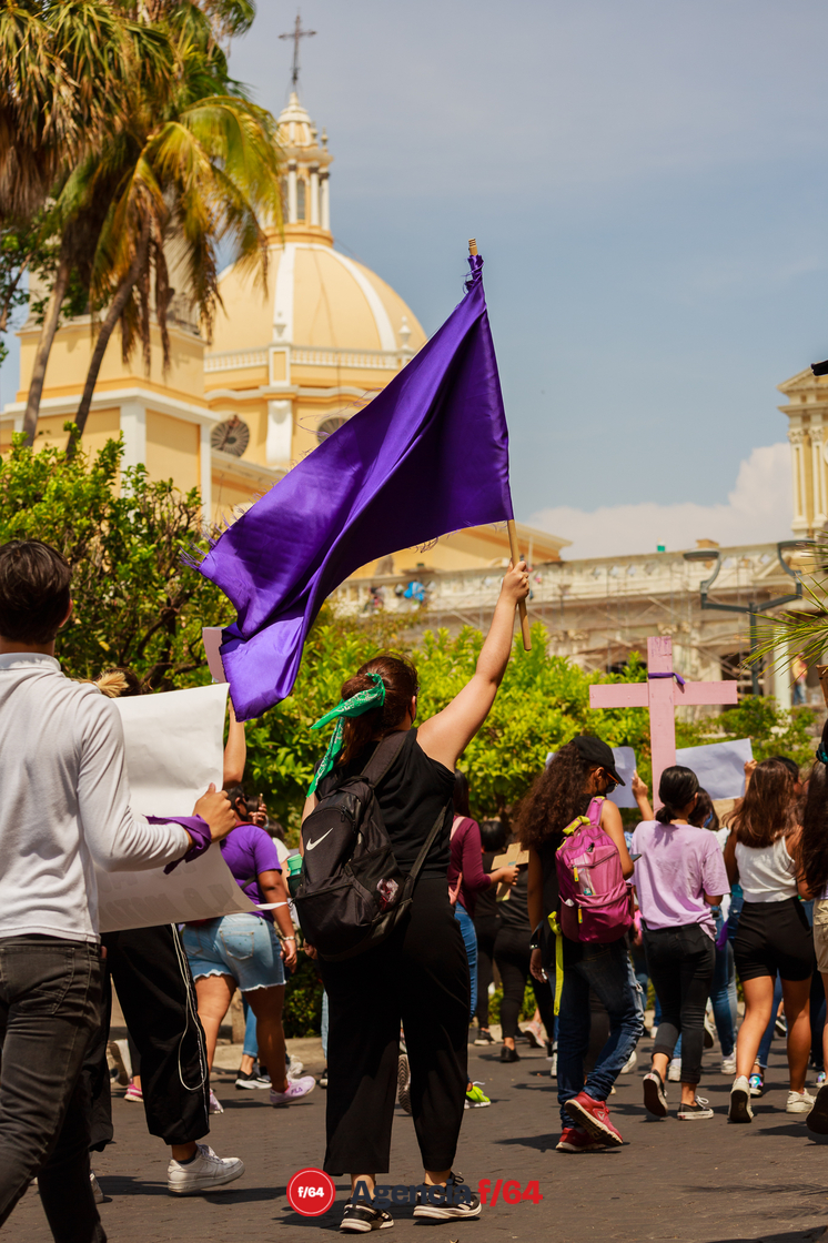 Alrededor de unos 150 adolescentes marcharon por las calles de Colima para pedir justicia por el feminicidio de Julissa.
