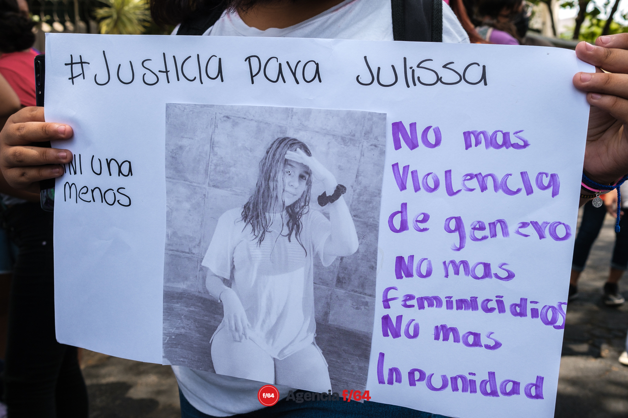 Alrededor de unos 150 adolescentes marcharon por las calles de Colima para pedir justicia por el feminicidio de Julissa.