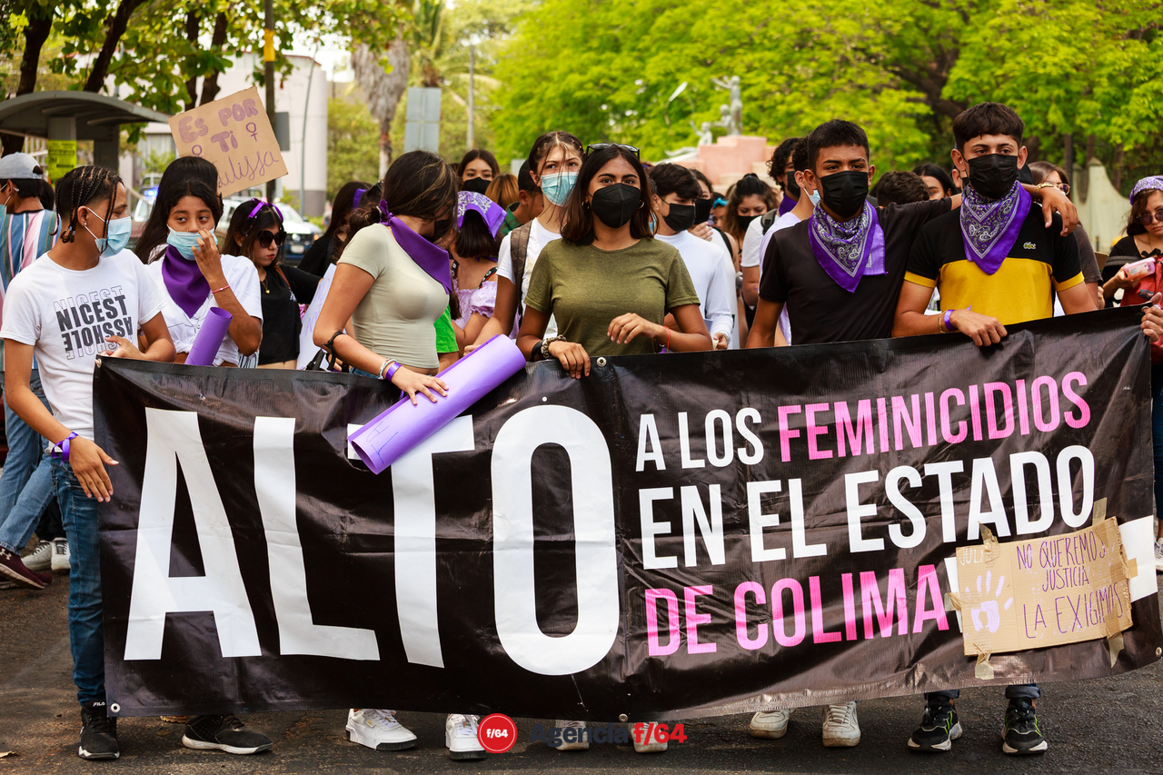 Alrededor de unos 150 adolescentes marcharon por las calles de Colima para pedir justicia por el feminicidio de Julissa.