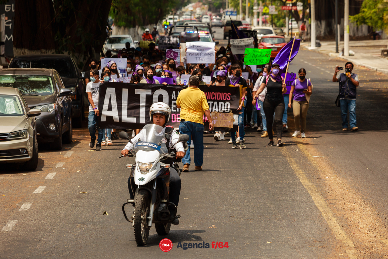 Alrededor de unos 150 adolescentes marcharon por las calles de Colima para pedir justicia por el feminicidio de Julissa.
