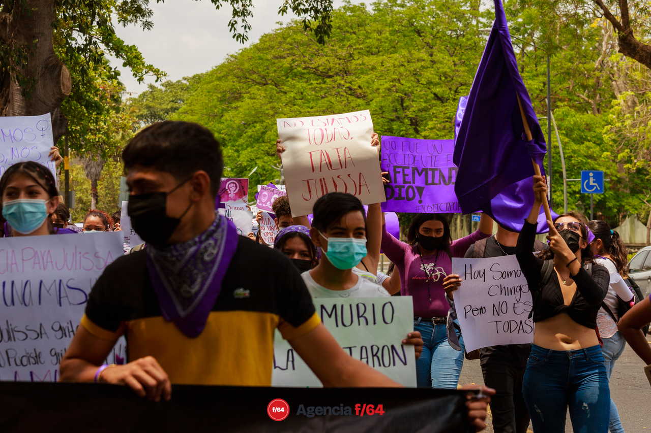 Alrededor de unos 150 adolescentes marcharon por las calles de Colima para pedir justicia por el feminicidio de Julissa.