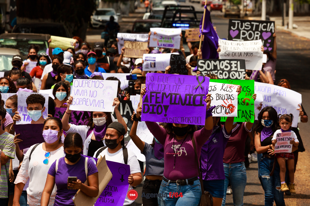 Alrededor de unos 150 adolescentes marcharon por las calles de Colima para pedir justicia por el feminicidio de Julissa.