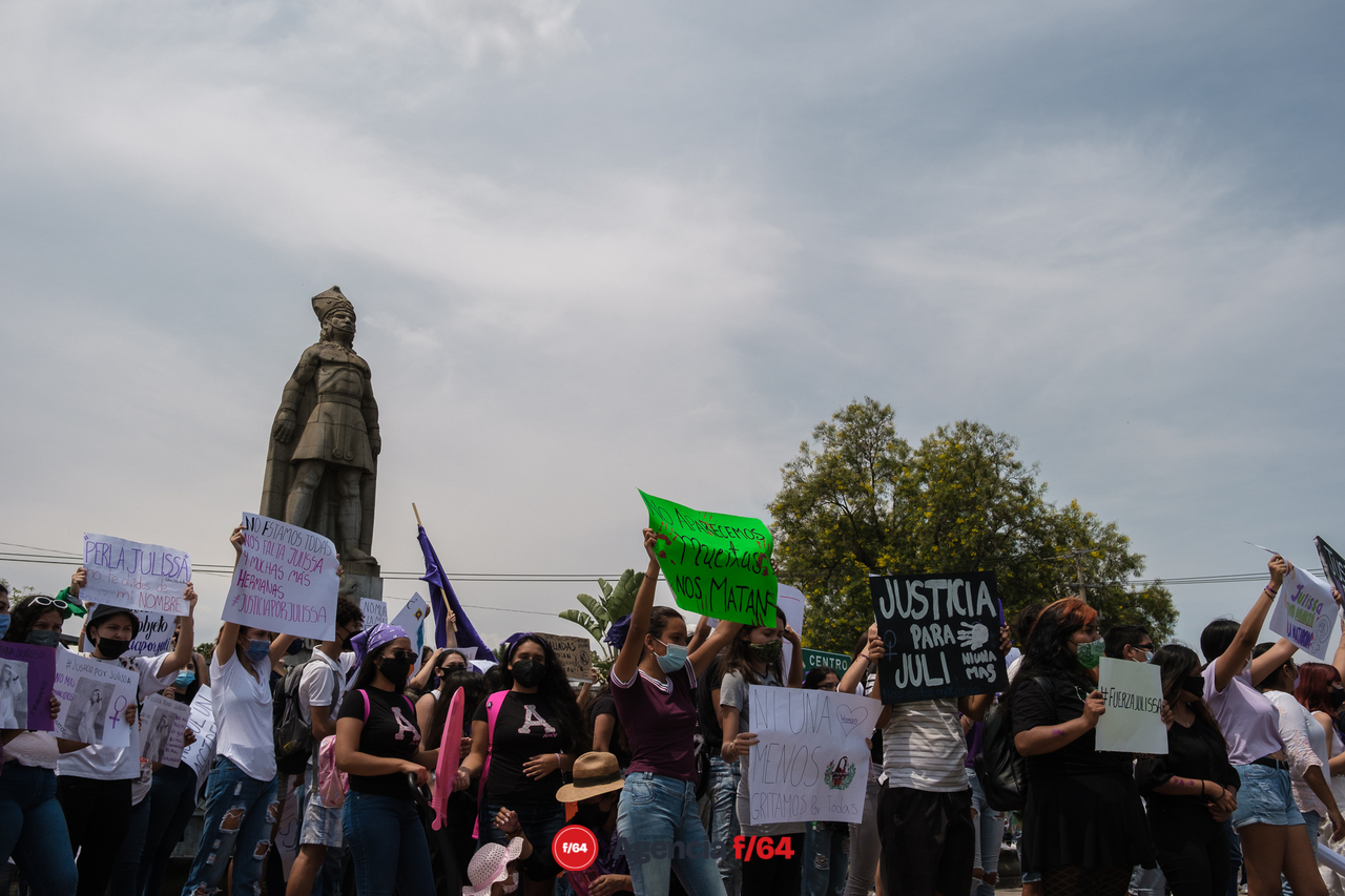 Alrededor de unos 150 adolescentes marcharon por las calles de Colima para pedir justicia por el feminicidio de Julissa.

La marcha realizó una reapropiación de la glorieta del Rey Colimán.