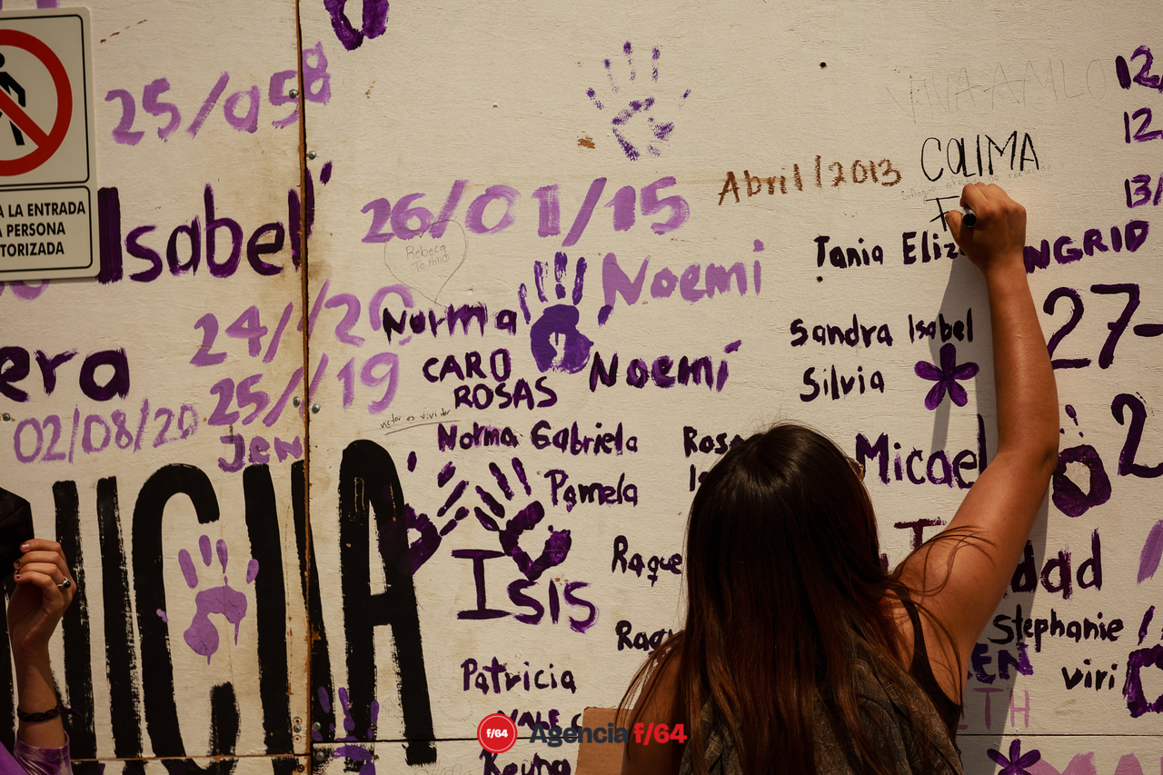 Alrededor de unos 150 adolescentes marcharon por las calles de Colima para pedir justicia por el feminicidio de Julissa.